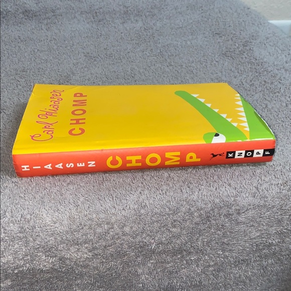 🪿Adorable “CHOMP” book by Carl Hiaasen! - Picture 2 of 4
